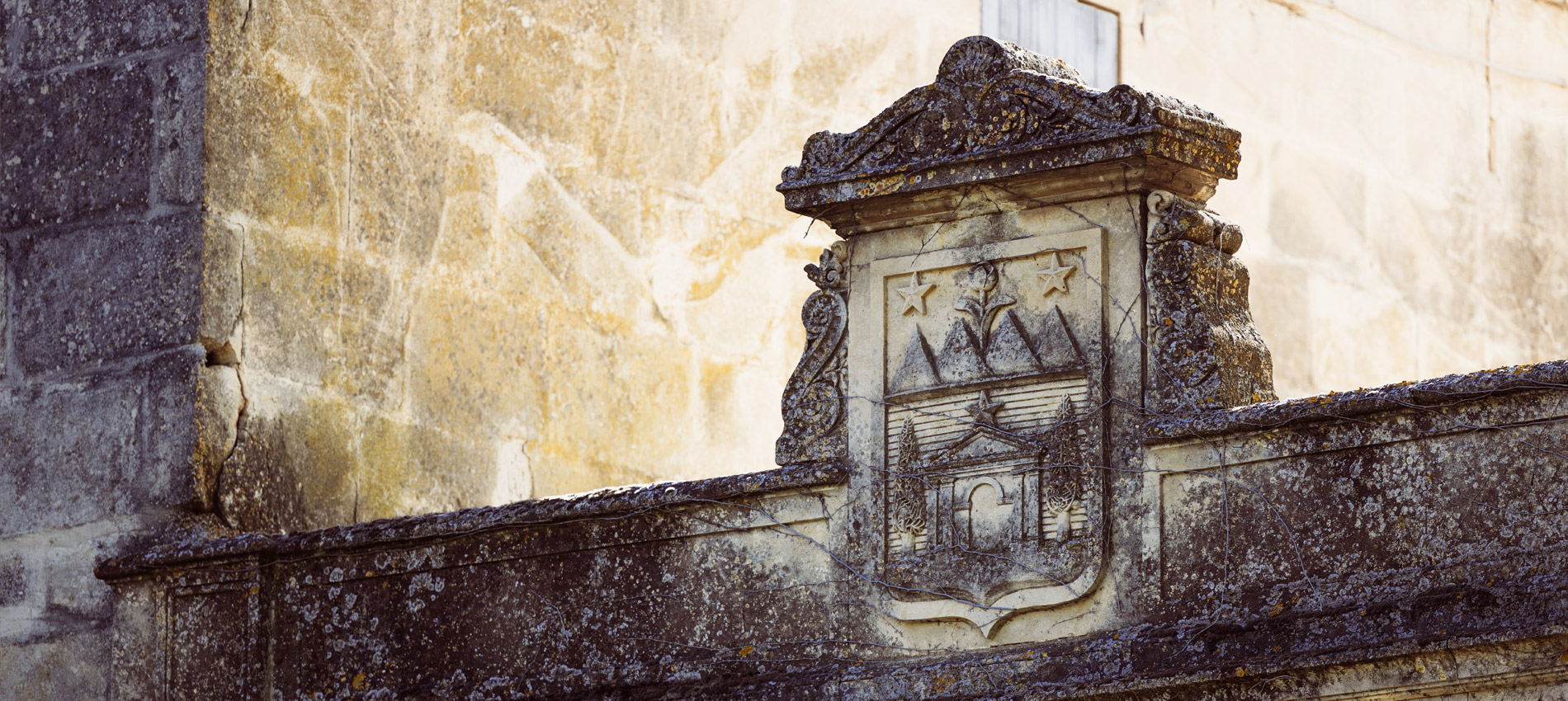 Détail en pierre du Château de Campuget